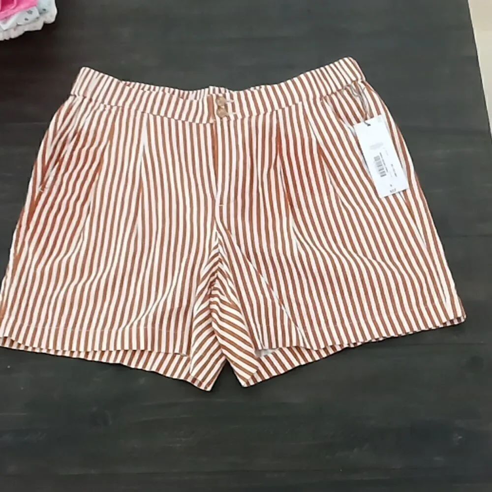 Liz Claiborne pleated shorts size 6 new with tags